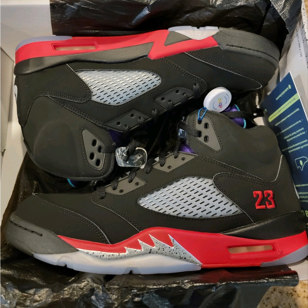 Jordan Retro 5 black red fire emerald